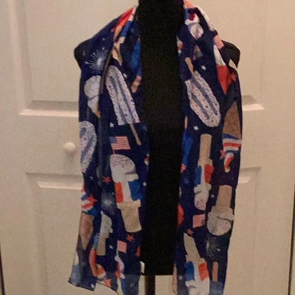 ❤️🇺🇸NWOT Fun Flag Scarf Closet Must Have ❤️🇺🇸 - Picture 6 of 7